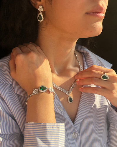 سرویس لوکس جواهری | فول نگین اشکی سبز | جنس برنج | آبکاری فوق العاده | کیفیت درجه ۱