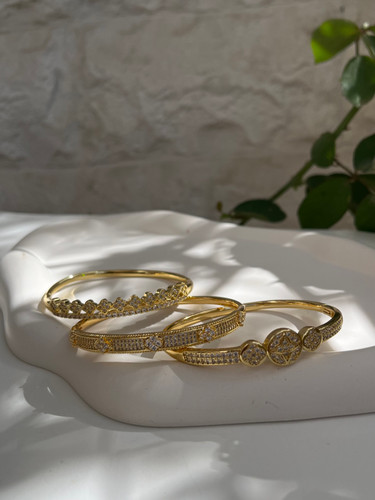 بنگل لوکس زنانه | طرح طلای ونکلیف فول نگین | نگین مخراج کاری شده | آبکاری طلا | کیفیت بالا