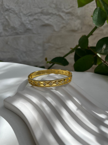 بنگل لوکس زنانه | طرح ونکلیف فول نگین | نگین مخراج کاری شده | آبکاری طلا | کیفیت بالا | رنگ ثابت |