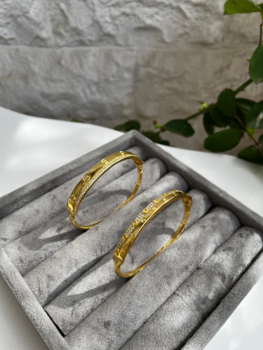 بنگل لوکس زنانه | کارتیر نیمه نگین | نگین مخراج کاری شده | آبکاری طلا | کیفیت بالا | رنگ ثابت |