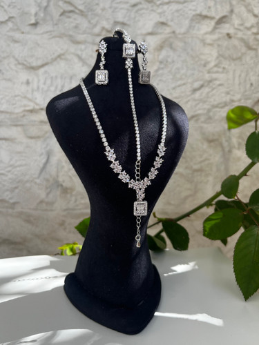 سرویس لوکس زنانه | جواهری فول نگین | نگین مخراج کاری شده | برنج آبکاری رادیوم نقره | کیفیت درجه ۱