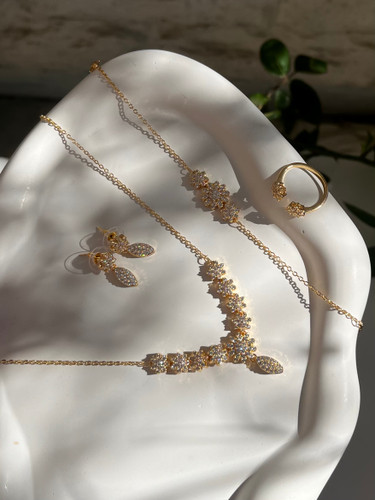 سرویس لوکس زنانه | جواهری فول نگین | نگین مخراج کاری شده | برنج آبکاری رادیوم نقره | کیفیت درجه ۱