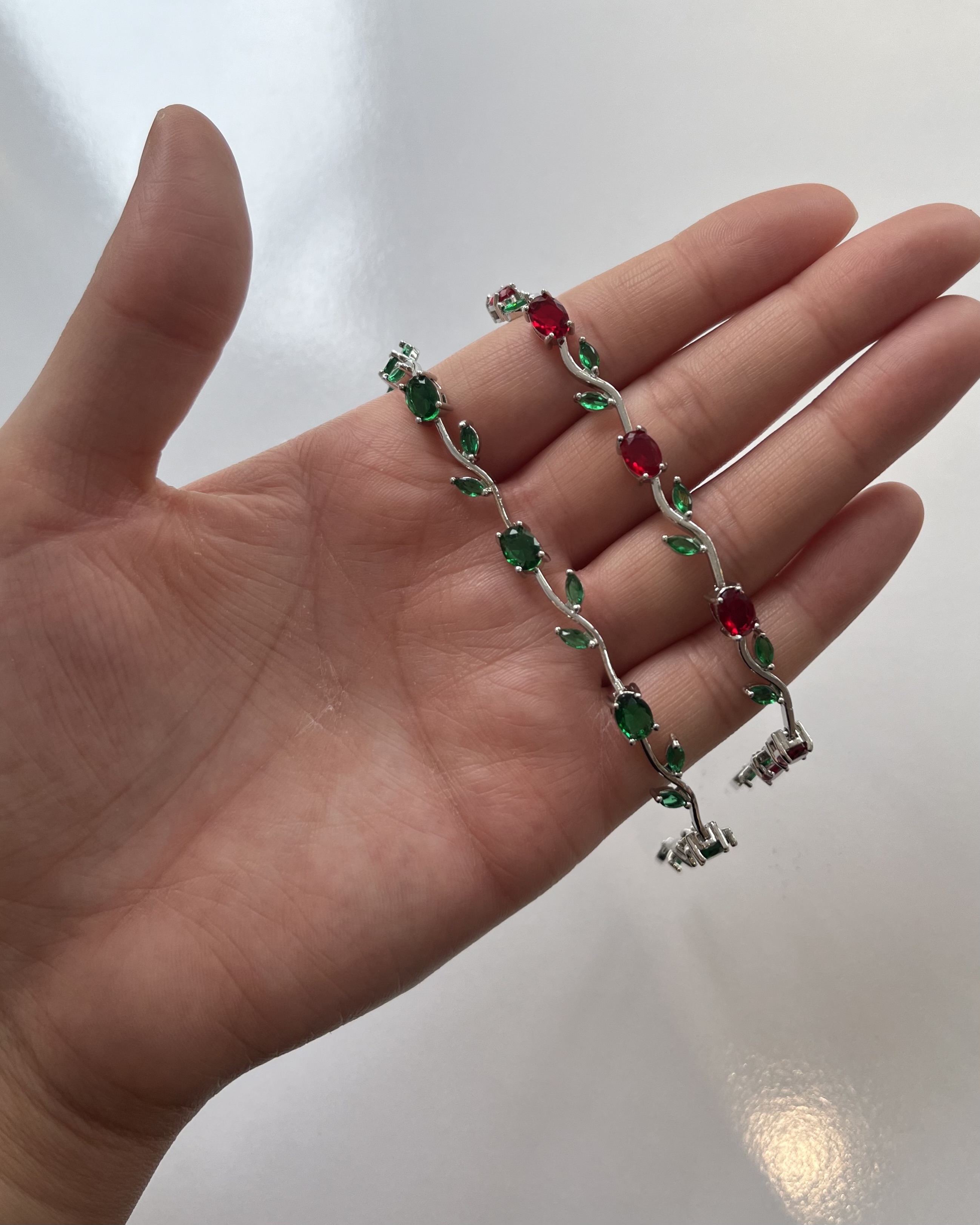 دستبند زنانه گل لاله نگین سوارسکی سبز رنگ ثابت مراقبتی ضد حساسیت